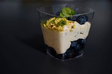 Doppelrahm-Frischkäse-Dessert mit frischen Heidelbeeren in Gläsern angerichtet
