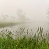 Waterlandschap in de mist van Ad Jekel