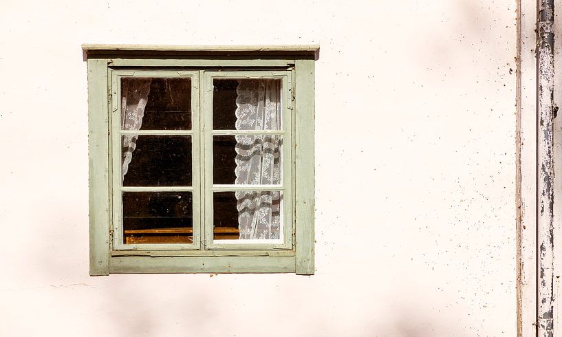 fenêtre dans un mur blanc par Corrie Ruijer
