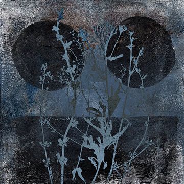 Bloemen en grassen abstract botanisch schilderij in roestig blauw, sepia van Dina Dankers
