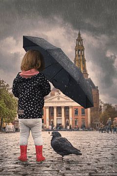 Ontroerende Foto van Klein Meisje met Duif voor Korenbeurs in Groningen – Mededogen in de Regen van Elianne van Turennout