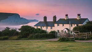 Sonnenaufgang in Cuckmere Haven und die sieben Schwestern im Seaford Head Nature Reserve, East Susse