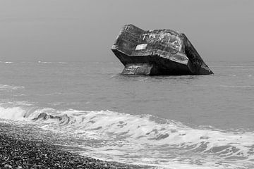 Betonnen bunker in zee van Floris Kok