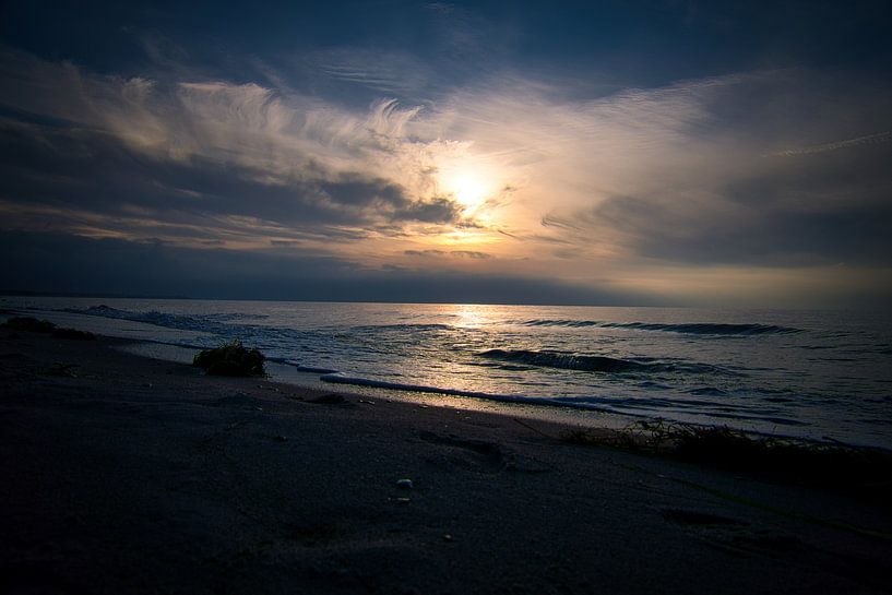 Zonsondergang op het strand van Zingst, romantisch van Martin Köbsch