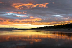 Strand Nieuw-Zeeland zonsondergang reflectie van Tom in 't Veld