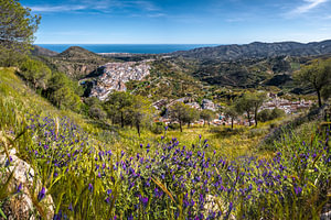 Landschaft mit Bergdorf in Andalusien