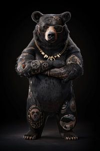 Robuster Bär mit Tattoos und Goldkette