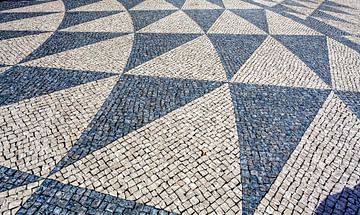 Plein met zwart witte stenen in een driehoek motief, Lissabon, Portugal van WorldWidePhotoWeb
