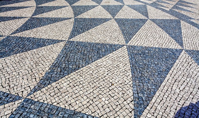 Quadrat mit schwarzen und weißen Steinen in einem Dreiecksmotiv, Lissabon, Portugal von WorldWidePhotoWeb