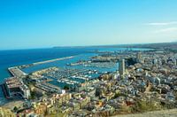Uitzicht vanaf het Castillo de Santa Bárbara over de haven van Alicante en de Middellandse Zee met v