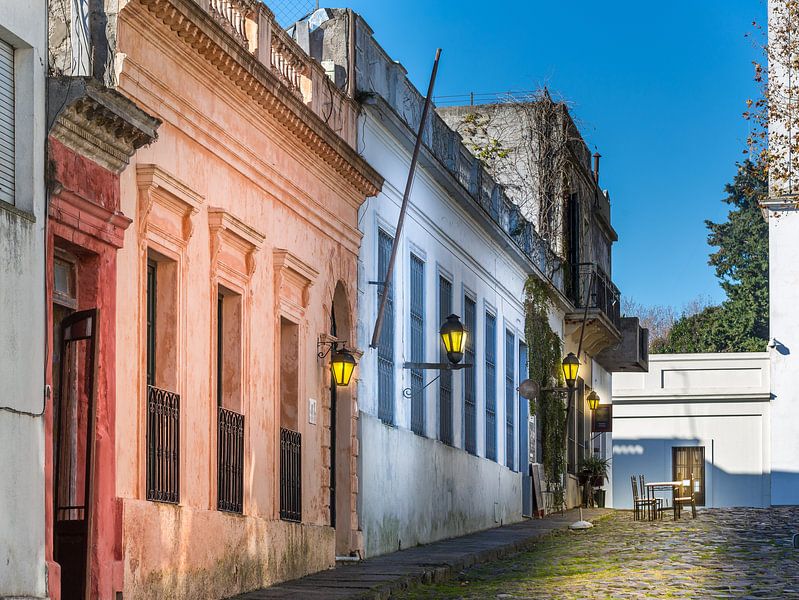 Idyllische smalle straat in de oude stad Colonia Del Sacramento, Uruguay van Jan van Dasler