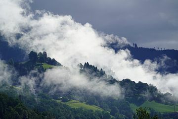 Stemming na de regen in de bergen met opkomende mist van chamois huntress