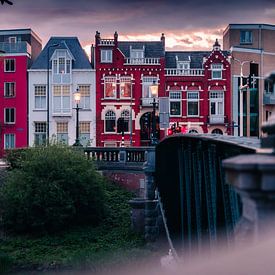 Het rode huis bij de brug in Den Bosch van Bart Geers