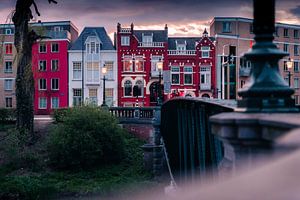 Das rote Haus an der Brücke in Den Bosch von Bart Geers