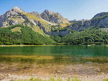 Ongerepte wildernis, eeuwenoude bossen en indrukwekkende berglandschappen: Het Nationaal Park Sutjeska laat de natuur van Bosnië van zijn meest ongerepte en spectaculaire kant zien.