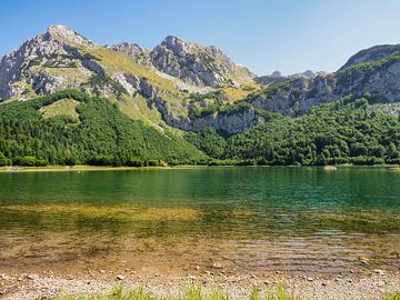 Ongerepte wildernis, eeuwenoude bossen en indrukwekkende berglandschappen: Het Nationaal Park Sutjeska laat de natuur van Bosnië van zijn meest ongerepte en spectaculaire kant zien. van Miriam Schwarzfischer Fotografie