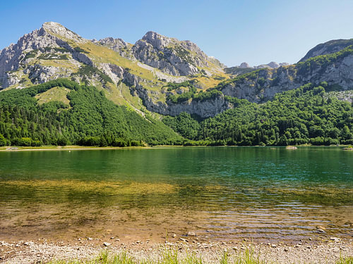 Ongerepte wildernis, eeuwenoude bossen en indrukwekkende berglandschappen: Het Nationaal Park Sutjeska laat de natuur van Bosnië van zijn meest ongerepte en spectaculaire kant zien.