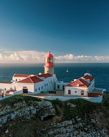 Segelboot am Leuchtturm von Yorick Leusink