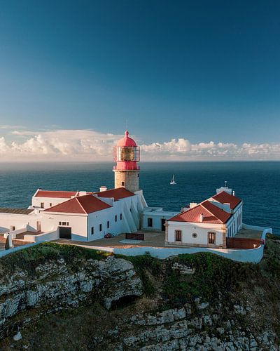 Bateau à voile au phare