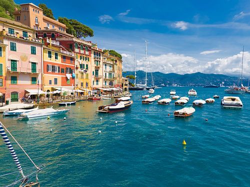 Portofino pittoresque par une journée de printemps ensoleillée