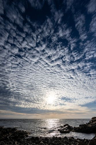 Rustige Kust onder dynamische Wolken