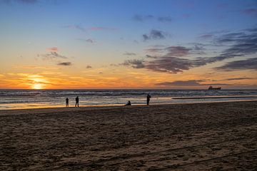 Stemming op het strand bij zonsondergang van Michael Ruland