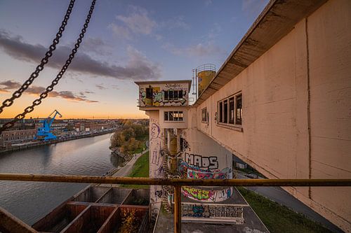 Une centrale à béton au coucher du soleil