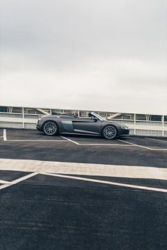 Audi R8 V10 in een Stijlvolle Parkeergarage met Zacht Licht van Sebastiaan van 't Hoog