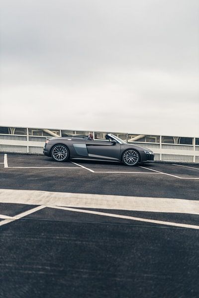 Audi R8 V10 in einer Stilvollen Parkgarage mit Sanfter Beleuchtung von Sebastiaan van 't Hoog