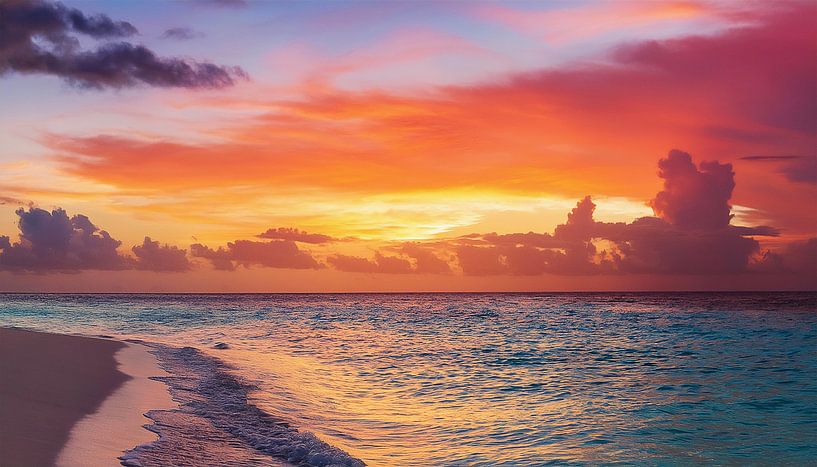 Zonsondergang op het strand met wolken van Mustafa Kurnaz