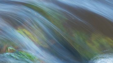 "Water motion"  -  stromend water in een beek (long exposure) van Art Wittingen