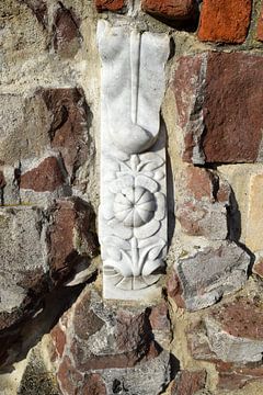 Ornament in der Gartenmauer der Villa Augustus in Dordrecht von Nicolette Vermeulen