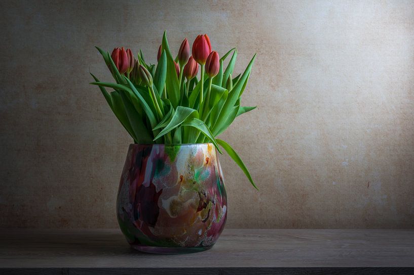 Stilleven met tulpen in een gekleurde glazen vaas van John van de Gazelle fotografie