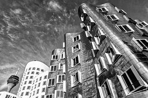 Gehry Bauten im Medienhafen in Düsseldorf mit Rheinturm und Himmel in schwarz-weiss