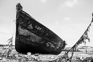 Schiffbruch im Hafen von Paimpol in der Bretagne, Frankreich, an einem schönen Sommertag.