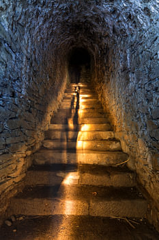 Trap tunnel in geel en blauw