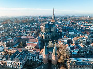 Vue de la ville de Kampen sur la rivière IJssel par un froid soleil d'hiver. sur Sjoerd van der Wal Photographie