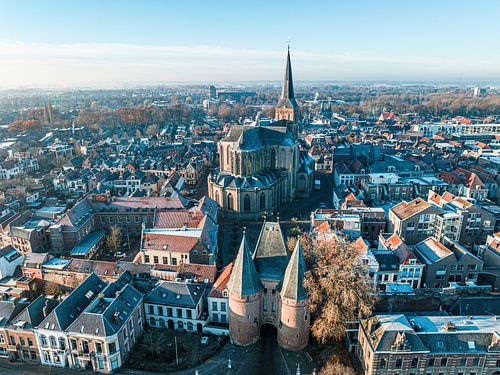 Kampen stadsgezicht aan de IJssel tijdens een koude winterzon