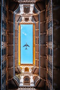 Blick nach oben mit Flugzeug , Budapest Innenhof von Fotos by Jan Wehnert