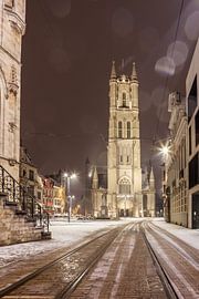 Bei Schneefall die St. Bavo-Kathedrale in Gent. von Marcel Derweduwen