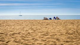 Lying On An Empty Beach van Urban Photo Lab