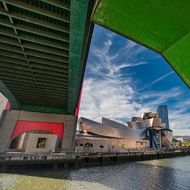 Le musée Guggenheim depuis le pont Salbeko Zubia à Bilbao. sur Frans Scherpenisse