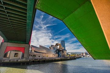 Le musée Guggenheim depuis le pont Salbeko Zubia à Bilbao. sur Frans Scherpenisse