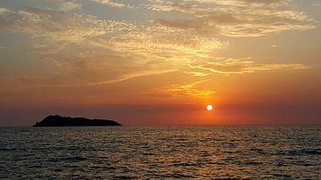 Zonsondergang Lesbos van Desiree Barents