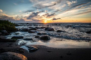Coucher de soleil sur une mer agitée en Estonie sur Ellis Peeters