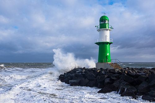 Pier aan de Oostzeekust in Warnemünde tijdens de storm Zey
