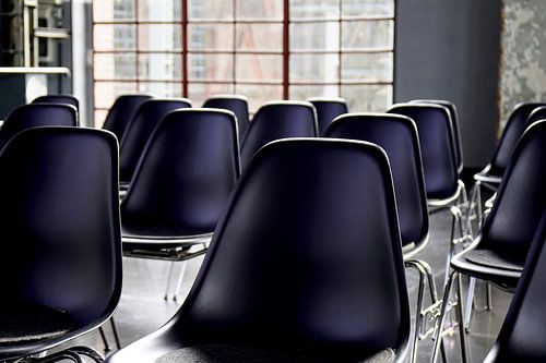 Des chaises dans un ancien atelier