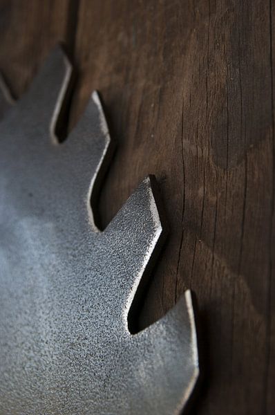 Teeth of a large saw blade by Norbert Sülzner