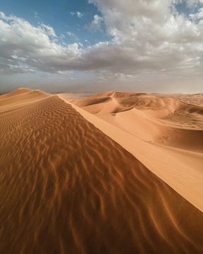 Gouden woestijnduin in Merzouga van Visuals by Justin