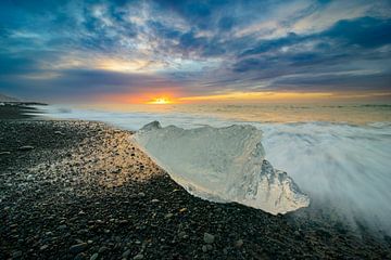 Forme de glace échouée sur la plage de Diamond Beach en Islande sur Sjoerd van der Wal Photographie